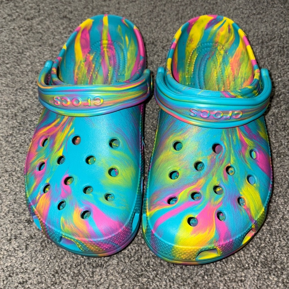 Pink Turquoise marble Crocs J6 (grade school)